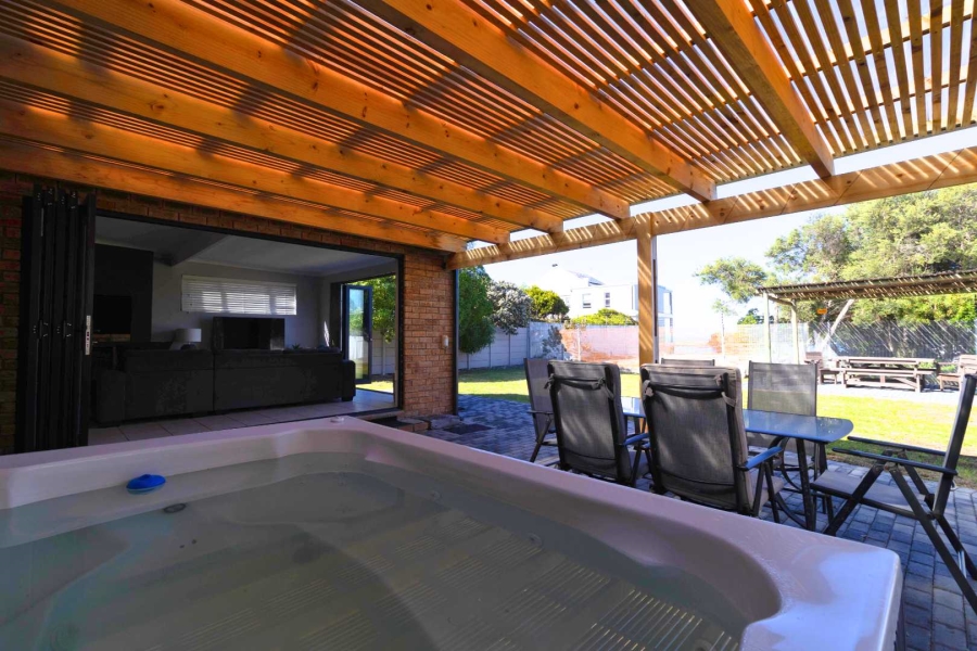 4 Bedroom Property for Sale in Sandbaai Western Cape